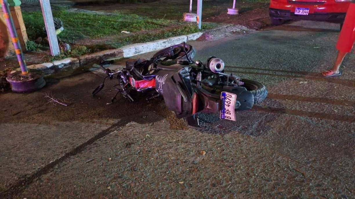 Ambas se conducían en esta motocicleta la que fue impactada por un vehículo turismo. 