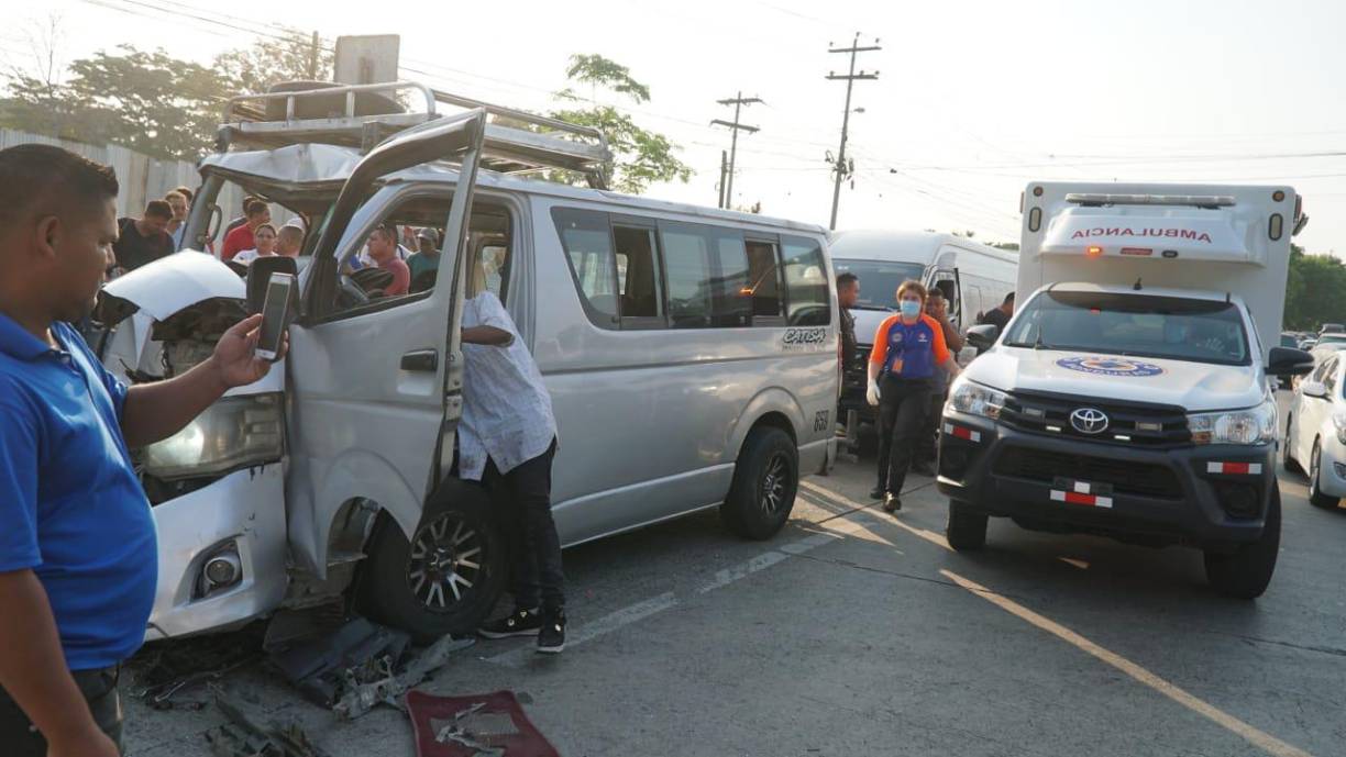 Personas voluntarias y miembros del Cuerpo de Bomberos rescataron al algunos de los pasajeros que quedaron inconscientes dentro del bus tras el aparatoso impacto. 