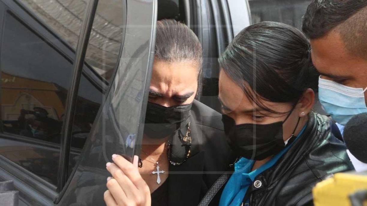 Rosa Elena salió de la cárcel tras recibir un permiso de 24 horas para asistir a velorio de su hijo, asesinado en la madrugada de este jueves.