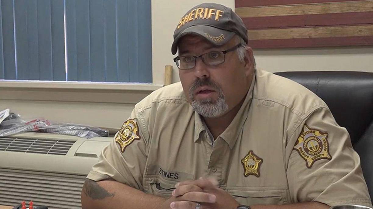 Según dijo en una rueda de prensa el agente de la Policía Estatal de Kentucky, Matt Gayheart, el oficial Stines, de 43 años, se entregó a las autoridades sin ofrecer resistencia tras descargar su arma de fuego contra el magistrado y fue trasladado luego a una cárcel local.
