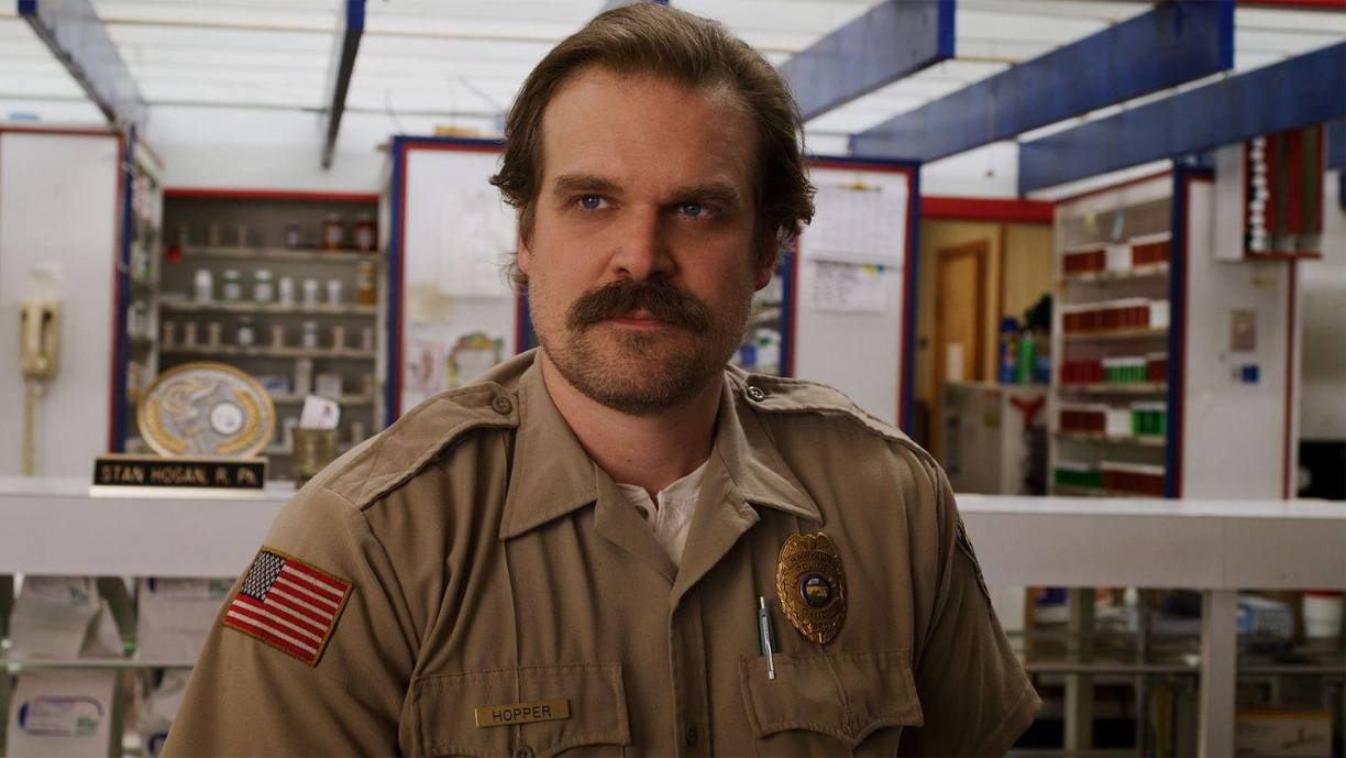 David Harbour, coprotagonista de Brown, compartió pensamientos similares con Discussing Film: “Lo gracioso es que cuando empecé a hacer el programa, nunca quise que terminara. Por eso me encanta. Creo que es un gran programa, incluso si no estuviera en él. Ahora estamos a casi nueve años de filmar la primera temporada y creo que es hora de que termine”.
