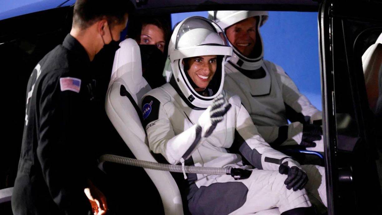 Al regresar a la nave, el astronauta se dio cuenta que les hacía falta una bolsa de herramientas.