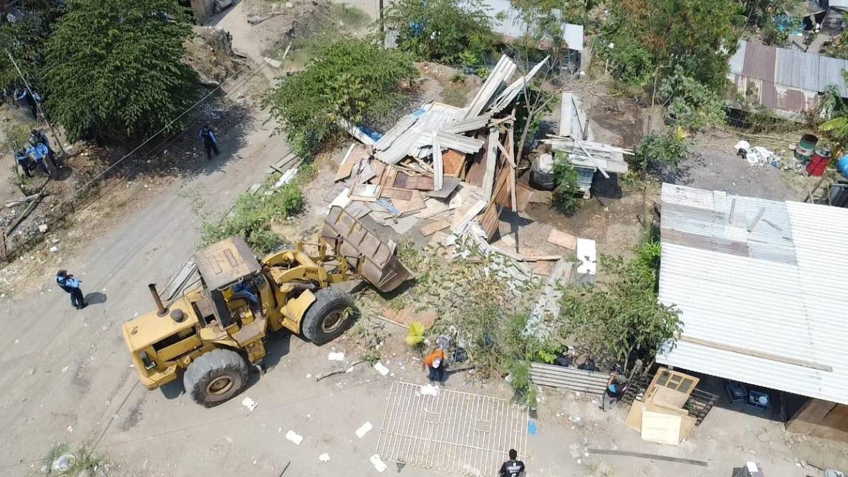 También fueron desintalados algunos postes del tendido eléctrico y cables.
