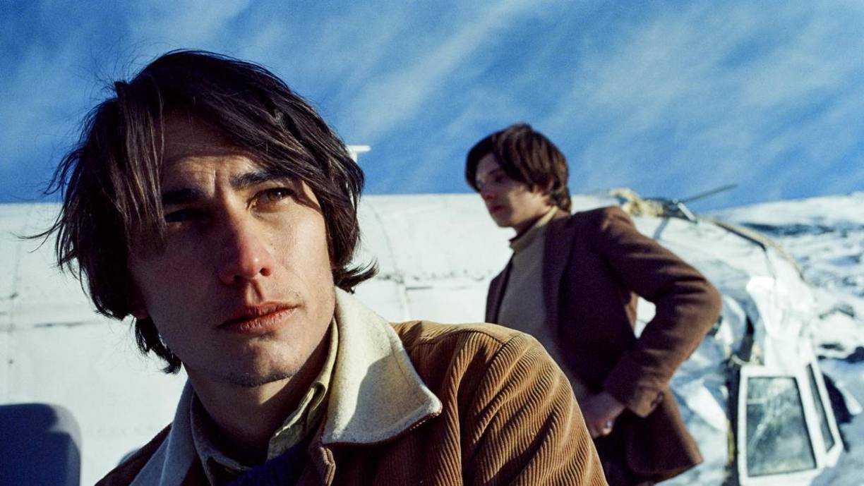 “En Uruguay todos crecemos conociendo la historia, tenemos un vínculo muy fuerte con lo que pasó, es muy emotivo para nosotros”, dice Enzo. “Es una historia increíble por muchas razones diferentes y creo que realmente merecía ser contada desde adentro, desde Uruguay. Todos los supervivientes participaron en esta película y también participaron todas las familias de los que no regresaron. Creo que pudimos ser verdaderamente fieles a estas personas y a lo que realmente sucedió”.