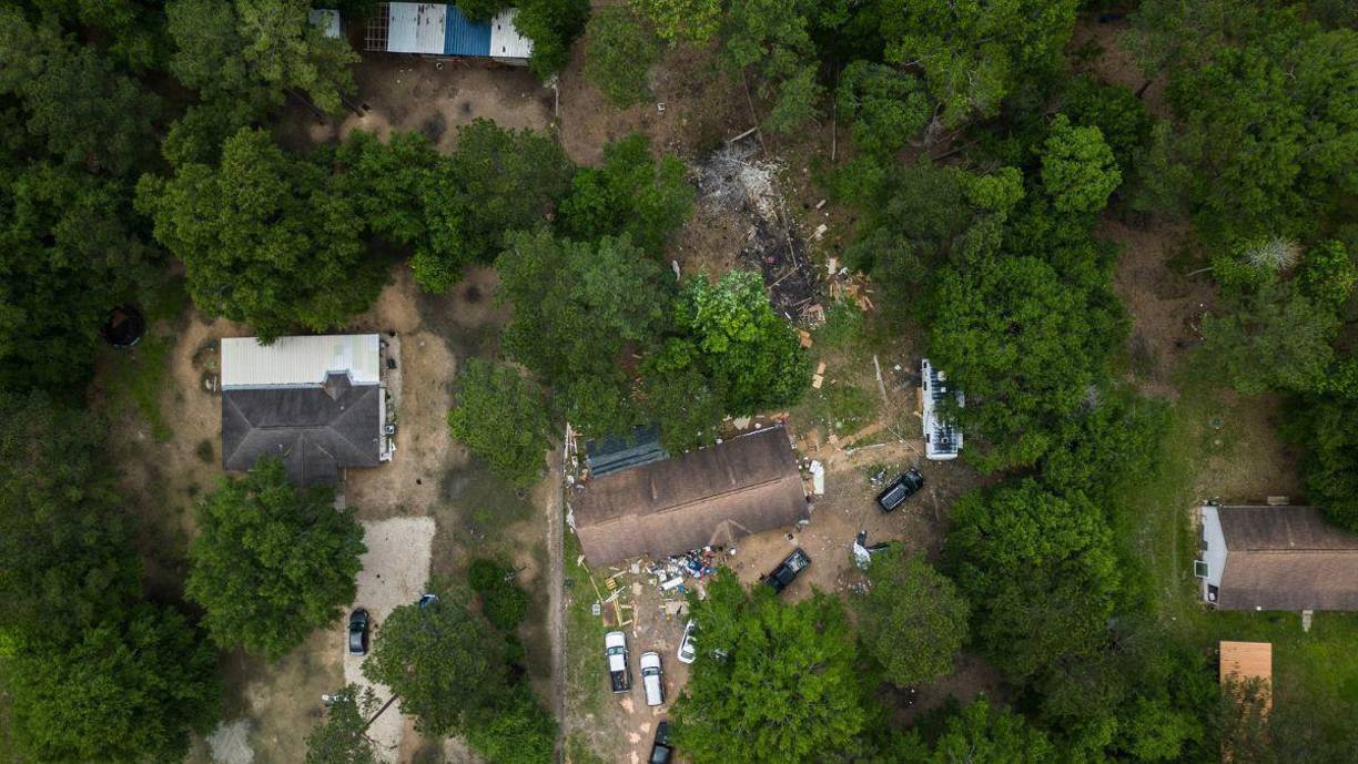 Su esposa también está acusada por ocultar información. La mujer reveló ante un juez que el individuo planeaba huir a México y que esa noche ella salió a comprarle donas.