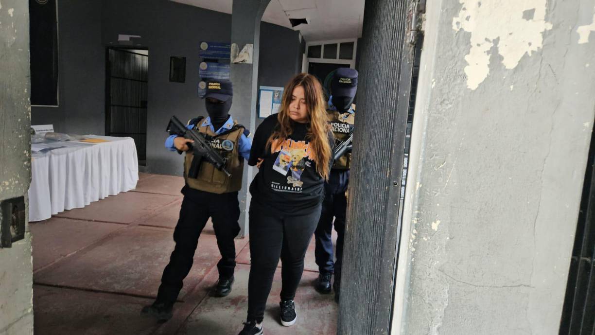 Además, se le vincula a actividades ilícitas como extorsión, sicariato, tráfico de drogas, almacenamiento de municiones de uso comercial y prohibido.