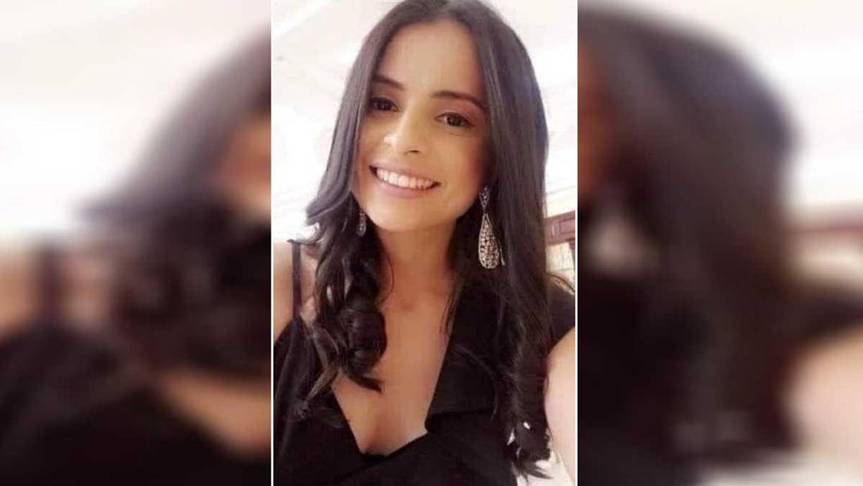 Ella se conducía en su vehículo Hiunday Elantra, color negro.