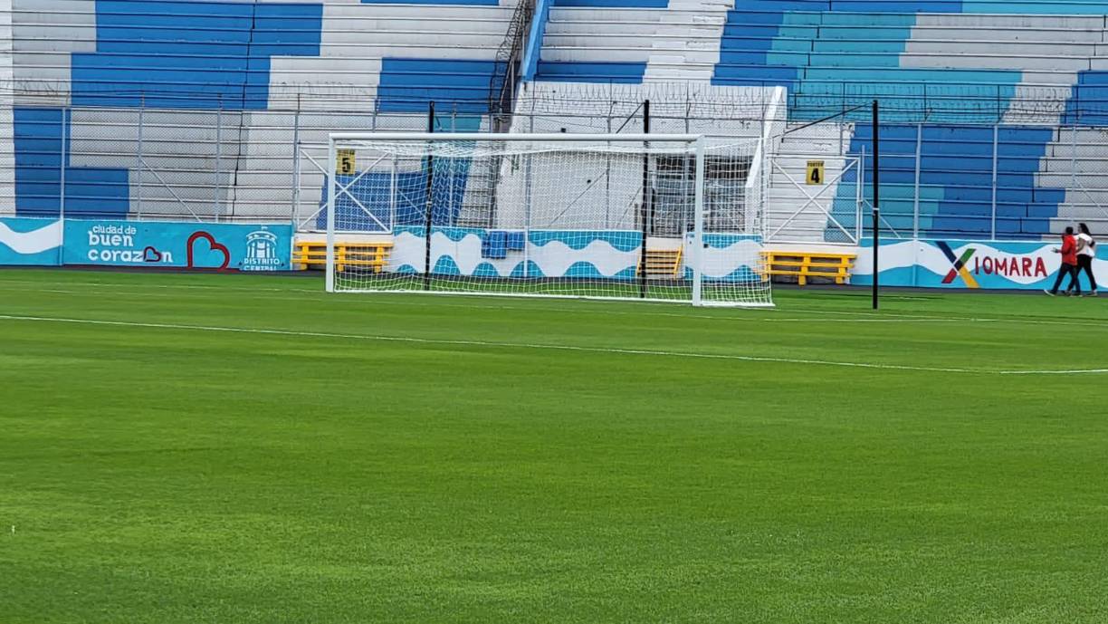 “La cancha tiene 105 x 68. La cancha tiene la capacidad, tiene espacio para dejarla de 105 x 74 metros, pero decidimos dejarlo con 74. La cancha está en perfecto en estado”.