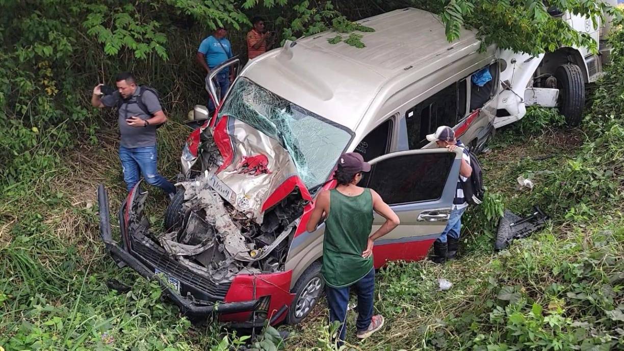 “Lo de la carretera influyó porque estábamos esperando que pasara una rastra y la vía en que veníamos estaba obstaculizada. Venía para abajo y ya no pude frenar y me tocó colisionar con el rapidito” relató el conductor.