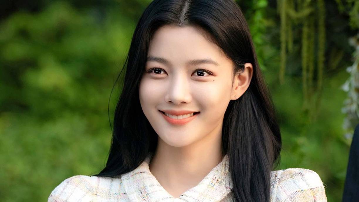 Kim Yoo-jung es una actriz y modelo originaria de Corea del Sur. Es conocida por su papel protagónico adolescente en series como “Moon Embracing the Sun” (2012), “May Queen” (2012) “Angry Mom” (2015) y “Love in the Moonlight”.