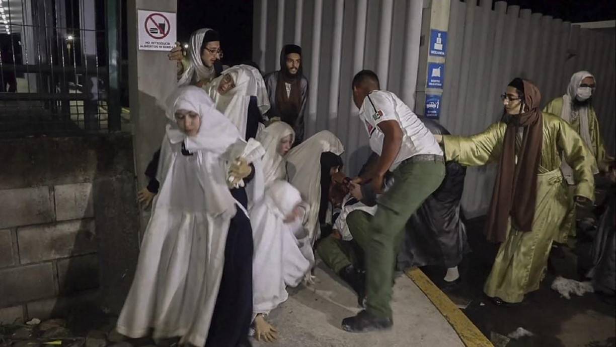 En la secta han surgido en los últimos años varias acusaciones en torno al uso de formas extremas y violentas de control sobre sus miembros, incluyendo el uso de castigos corporales contra menores y el matrimonio forzoso de mujeres menores de edad con hombres mayores.