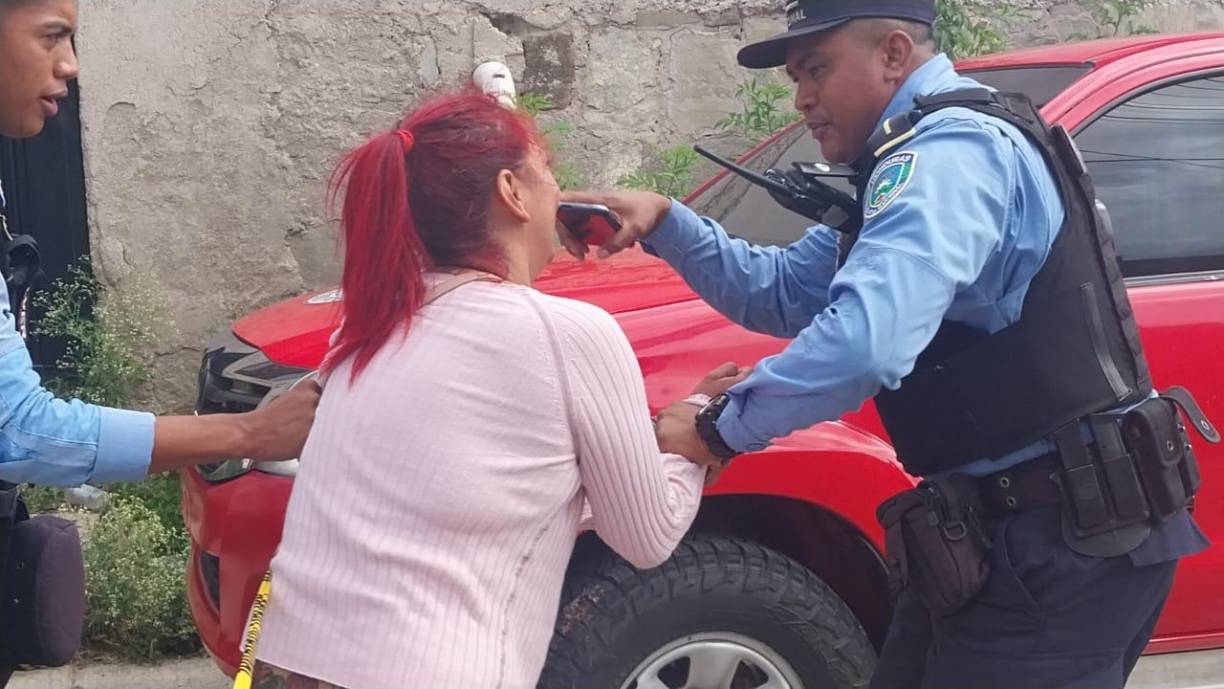 La madre del menor tuvo que ser controlada por agentes de la Policía Nacional. El dolor en la escena era evidente. 