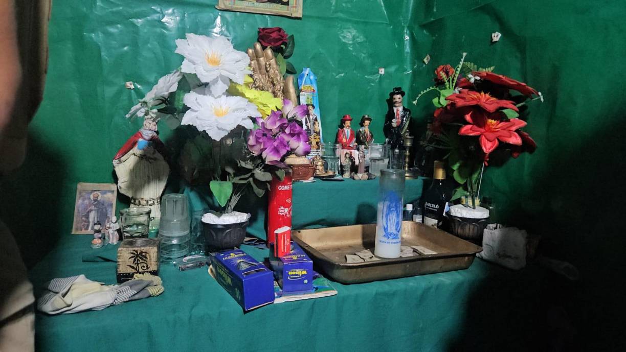 Jesús Malverde Campos, más conocido como Malverde, fue un delincuente mexicano y luego de su muerte en 1909 comenzó a ser venerado en Sinaloa, donde nació. 