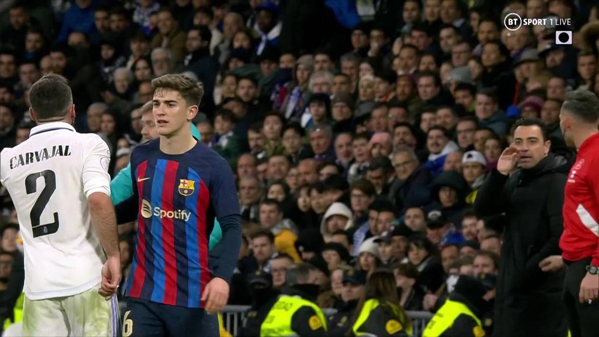 Xavi Hernández se palabreó con Dani Carvajal en un lance del partido. “Eres un listo”, le dijo el entrenador del Barça. “Tonto, que eres un tonto”, insistía Xavi, mientras hacía el gesto con las manos de sigue hablando.