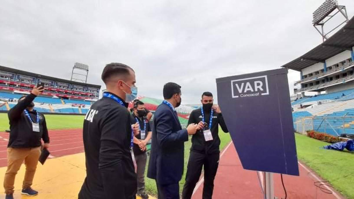 Miembros de la Concacaf colocando el sistema del VAR para el partido.