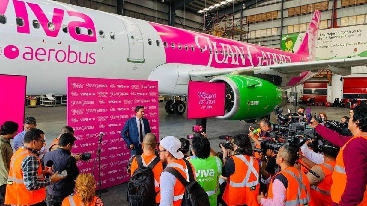 El hijo de Juan Gabriel, Iván Aguilera llegó a la celebración de la aerolínea para ser parte de este gran homenaje póstumo dedicado a su padre. 