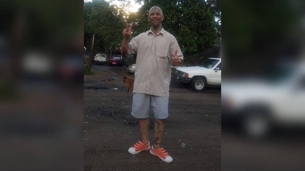 “Me deportaron de Miami, caí a San Pedro Sula, fui a ver a mi mamá y me vine para acá a Tocoa porque tengo el río y el mar cerca y me gusta vivir aquí”, dijo al tiempo que aseguró que se dedicaba a vender lotería para no seguir metiéndose en problemas.