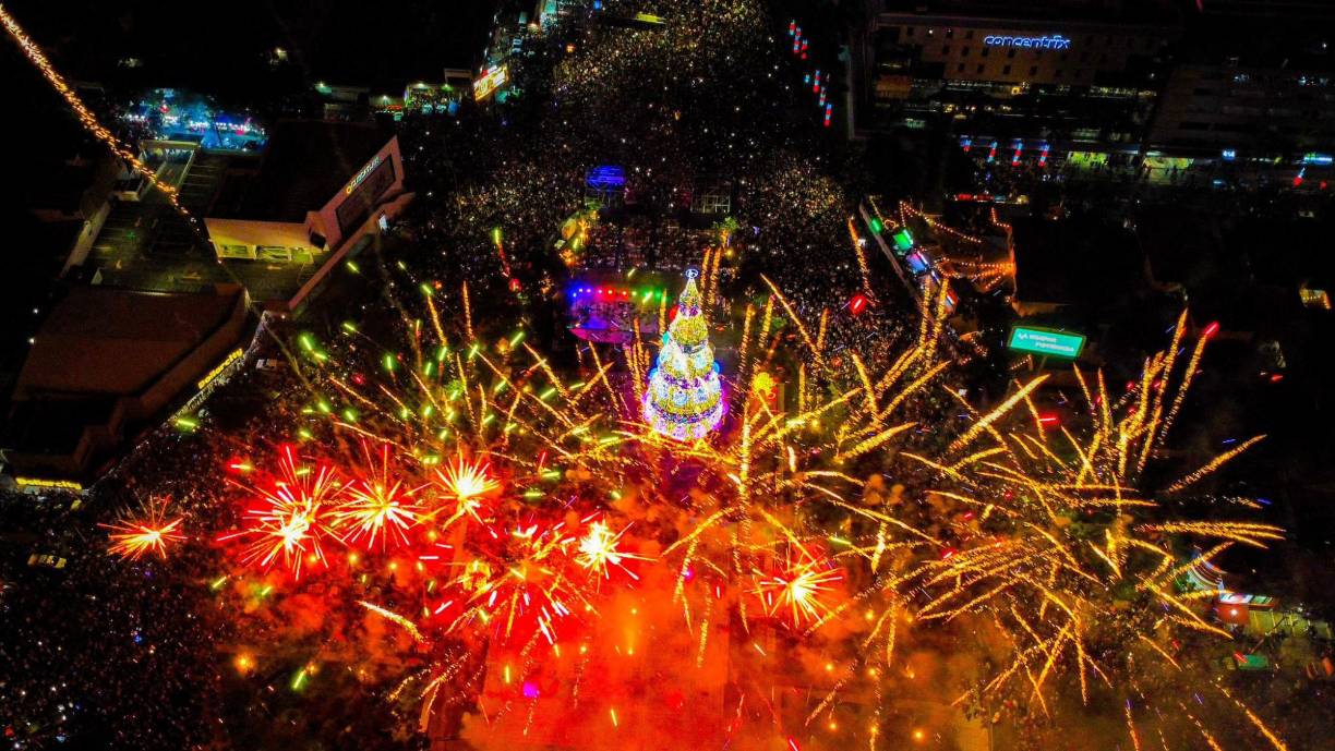 Miles de salvadoreños dieron la bienvenida a la temporada navideña con el encendido del tradicional árbol de Navidad y un espectáculo de fuegos artificiales en la capital del vecino país.