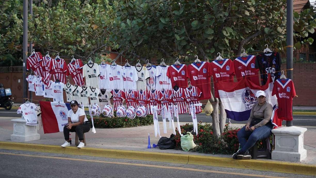 La venta de camisetas del Olimpia no podía faltar en las afueras del estadio Morazán.