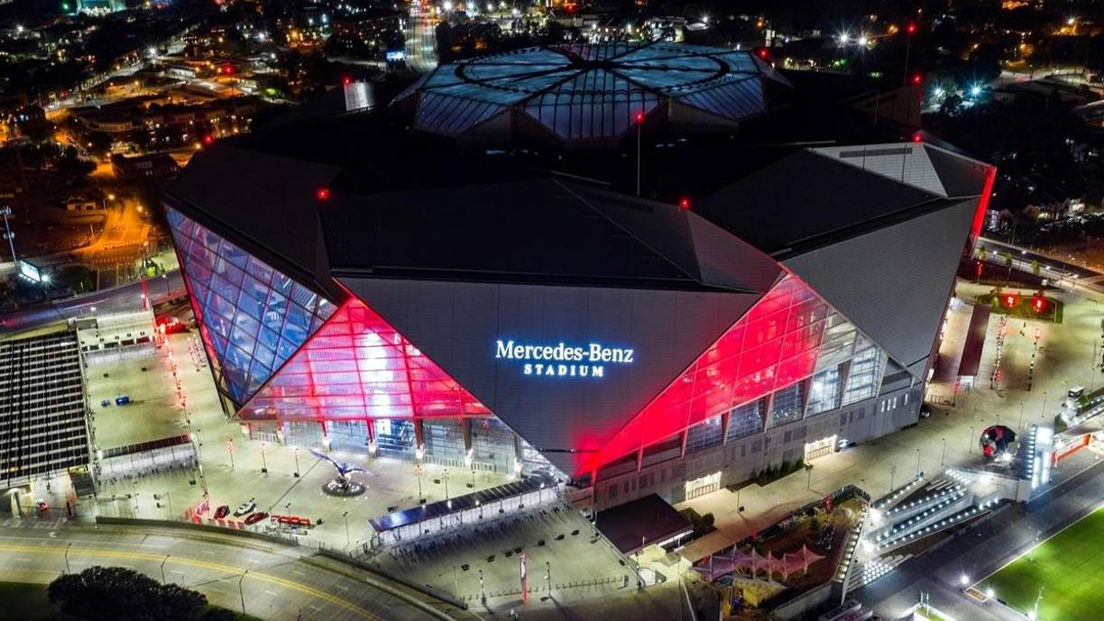 Mercedes-Benz Stadium (Atlanta) - Es un estadio multideportivo ubicado en la ciudad de Atlanta en Georgia, donde juegan como local los Atlanta Falcons de la NFL y el Atlanta United F.C. de la MLS. Fue inaugurado en 2017 y tiene capacidad para 71 000 espectadores.