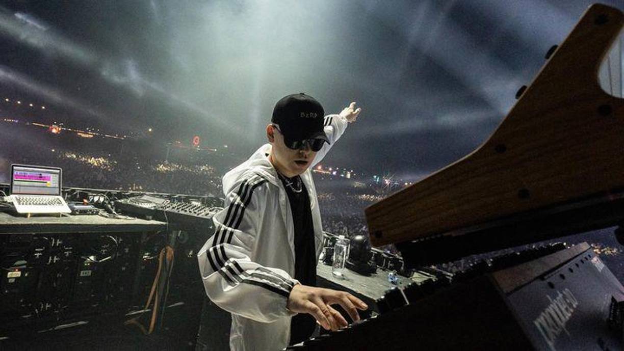 El productor argentino Bizarrap se ha convertido en uno de los fenómenos músicales de los últimos años, y este miércoles 5 de abril llega a Tegucigalpa a animar el Pepsi Fest 2023. A continuación le contamos cuáles son las sesiones con más reproducciones del talentoso joven.