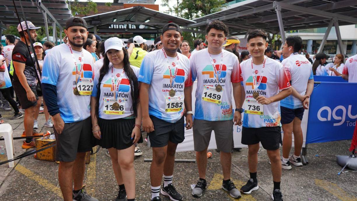 Apenas unos pasos más atrás, lo corredores que buscan en el atletismo un hobby para relajarse, en una mañana fresca y nublada, debido a la lluvia de la noche anterior.