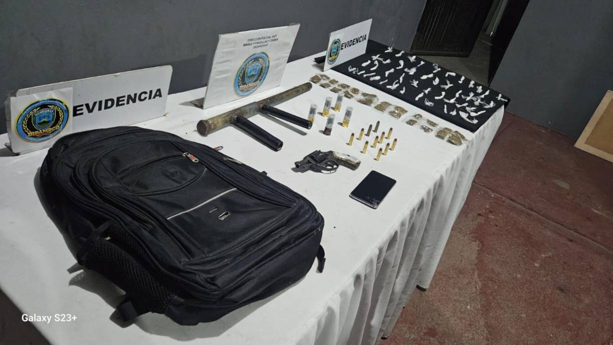 Ayer, durante su aprehensión, se decomisó una chimba (arma de fabricación casera), un revólver, 11 proyectiles calibre 38 mm, 5 proyectiles de 32mm, 46 bolsitas con supuesta cocaína, 22 bolsitas con supuesta marihuana, varios SIM card y un teléfono celular. 