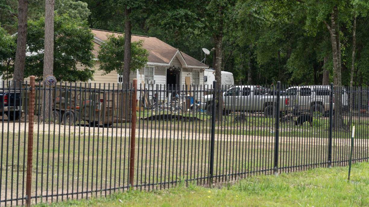 “No significa necesariamente que estén conectados con los cárteles, aunque los cárteles de todo México siguen el culto. Pero al menos puedes vincularlo con el clandestino criminal a través de santa muerte”, agregó.