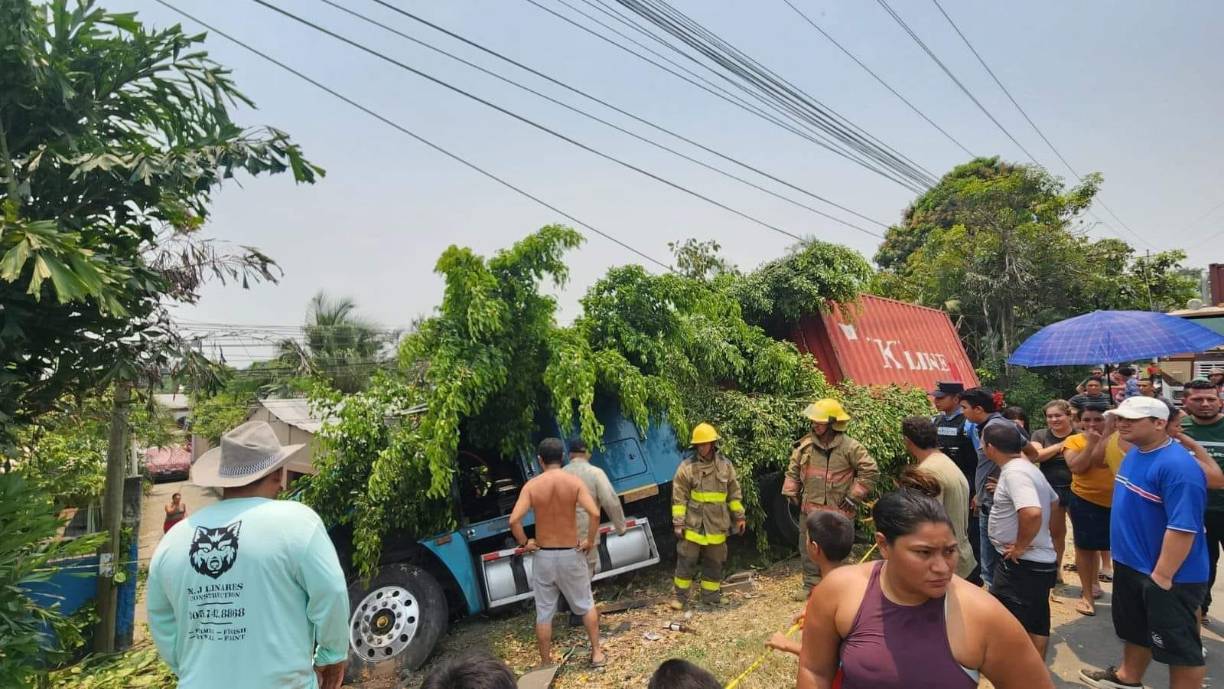 Según relataron los vecinos, al conductor de la rastra le quitaron el derecho de vía, por lo que se salió de la calzada y embistió a las personas que estaban en una parada de buses.