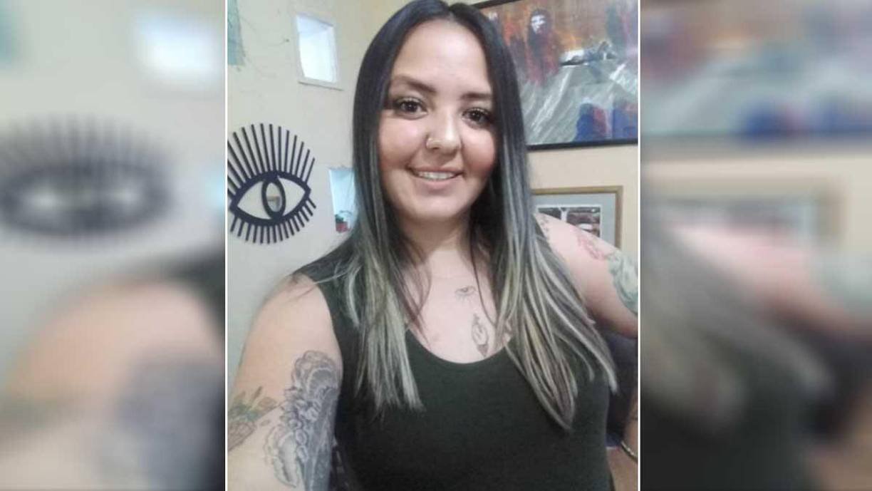 Ante la falta de una solución luego de denunciar en Fiscalía las agresiones, en mayo, la víctima, madre de un niño con autismo, difundió imágenes de los muros de la escalera para acceder a su departamento en las que se leían amenazas por las que señaló a su vecino, quien para entonces ya la había quemado con cloro, acusó en sus redes sociales.