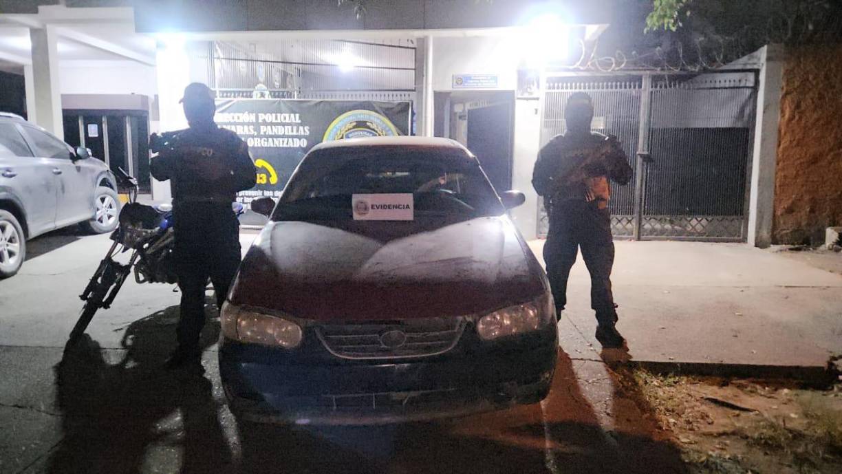 La Dipampco decomisó un vehículo turismo marca Toyota, modelo Corolla, el cual era usado por los sospechosos para cometer sus crímenes, al igual que una motocicleta.