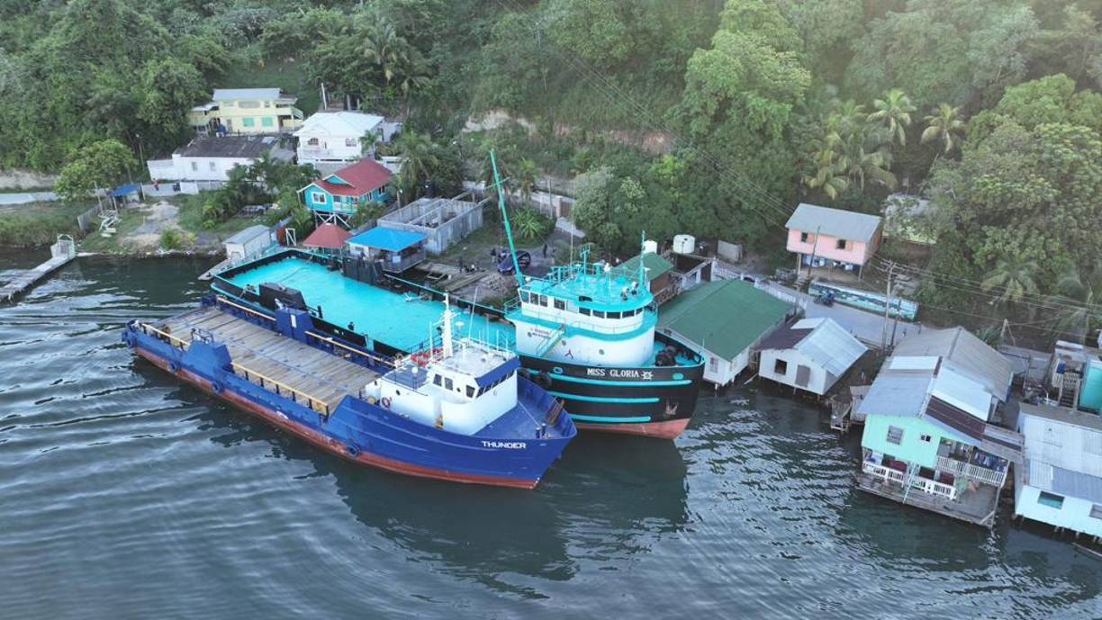 Asimismo, se identificaron cinco embarcaciones bautizadas Miss Gloria y Doble E, algunas propiedad de Michael Adoph Dixon Rivers, también extraditado y socio de Mármol Vallejo, y que de acuerdo a las investigaciones en noviembre de 2020 vendió una de estas naves a un mexicano investigado, por más de 14.4 millones de lempiras (590 mil dólares), dinero que no aparece depositado en las cuentas de Dixon Rivers.