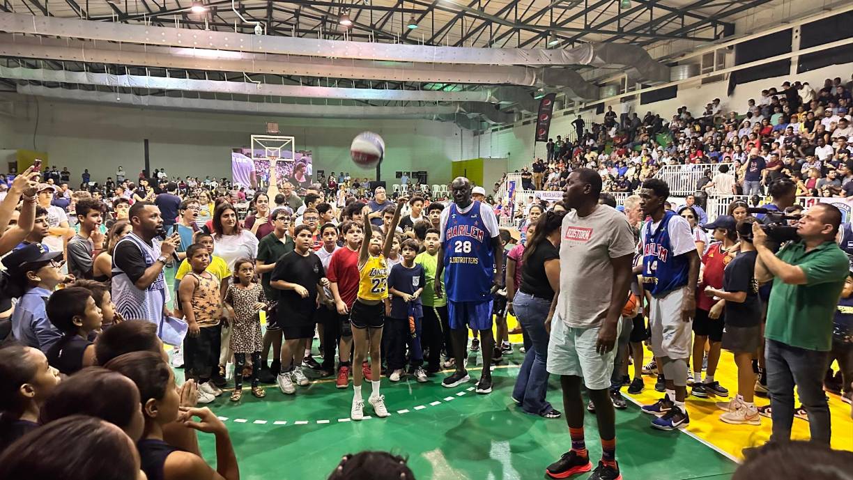 Los amantes al baloncesto disfrutaron de un gran show por parte de los exjugadores.