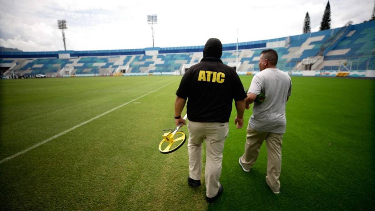 ”Esta es una inspección que hace la Agencia Técnica de Investigación Criminal en relación al proceso de instalación del engramillado del estadio Nacional Chelato Uclés, parte de la solicitud de la Fiscalía Especial para la Transparencia y Combate a la Corrupción Pública, (FETCCOP) que ha emitido un auto requerimiento para la investigación de este caso y para evacuar distintas diligencias y una de ellas es la inspección a este engramillado que tiene un costo de 32 millones de Lempiras, por lo cual se está cumpliendo ya con esa diligencia de inspección a la grama, en compañía de técnicos y también hay un ingeniero civil que va a acompañar esta inspección”, comentó Jorge Galindo.