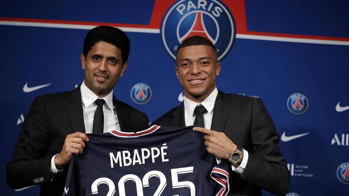 El litigio comenzó hace ya más de un año, cuando en el verano de 2023 Mbappé comunicó al equipo de la capital francesa que no quería activar la cláusula para prolongar su contrato más allá de junio de 2024, lo que disparó las especulaciones sobre un posible acuerdo con el Real Madrid.