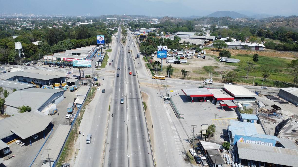 El puente a desnivel que conecta el bulevar del este con la entrada a la Felipe Zelaya y la 27 calle fue habilitado en octubre de 2020 impactando de manera directa a más de 40,000 conductores.