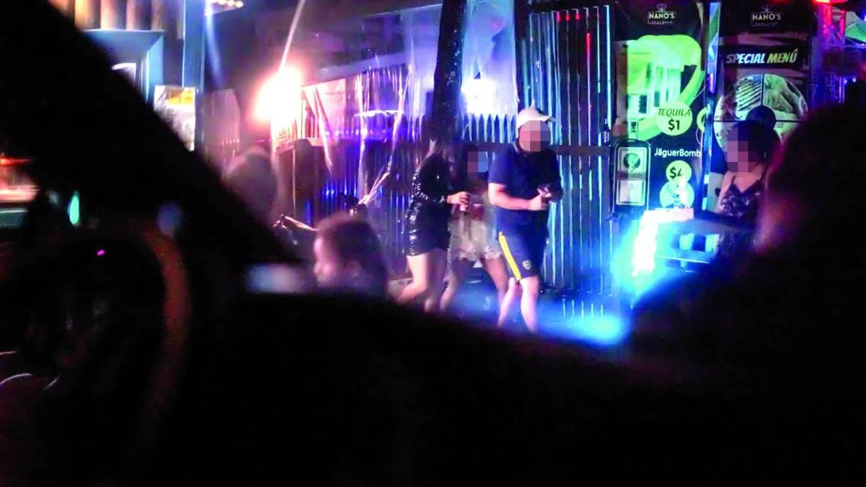 Por la calle, los extranjeros no dejan de pasar, son fáciles de identificar y no precisamente por hablar inglés, pues en West Bay todo mundo habla ese idioma. Su color de piel, ojos, pelo y vestimenta son de entrada lo que los pone en evidencia, la mayoría sin duda son estadounidenses.