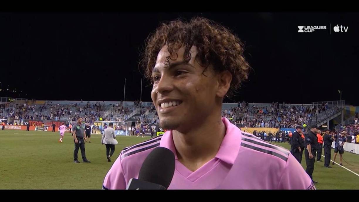 “Messi, Busquets y Jordi Alba me dicen que juegue más parado y no me esté moviendo mucho, aunque uno como joven siempre quería ir a todas”, reveló David Ruiz tras el final del juego. 