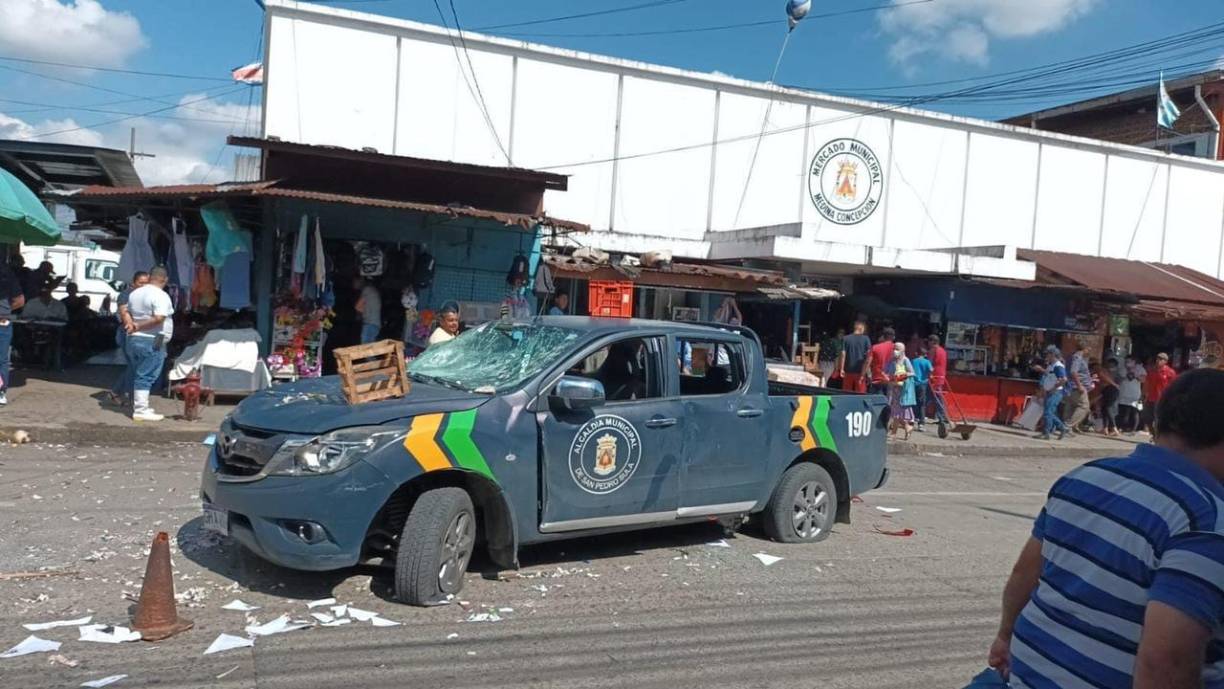 Alex Osorio, jefe de mobiliario urbano, explicó que el vehículo andaba con empleados supervisando un negocio y de casualidad también estaban decomisando pólvora los policías municipales.
