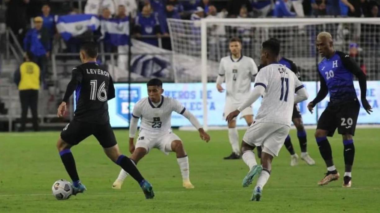 Johnny Leverón fue titular y propició con un tiro libre el autogol de El Salvador para el triunfo de Honduras.