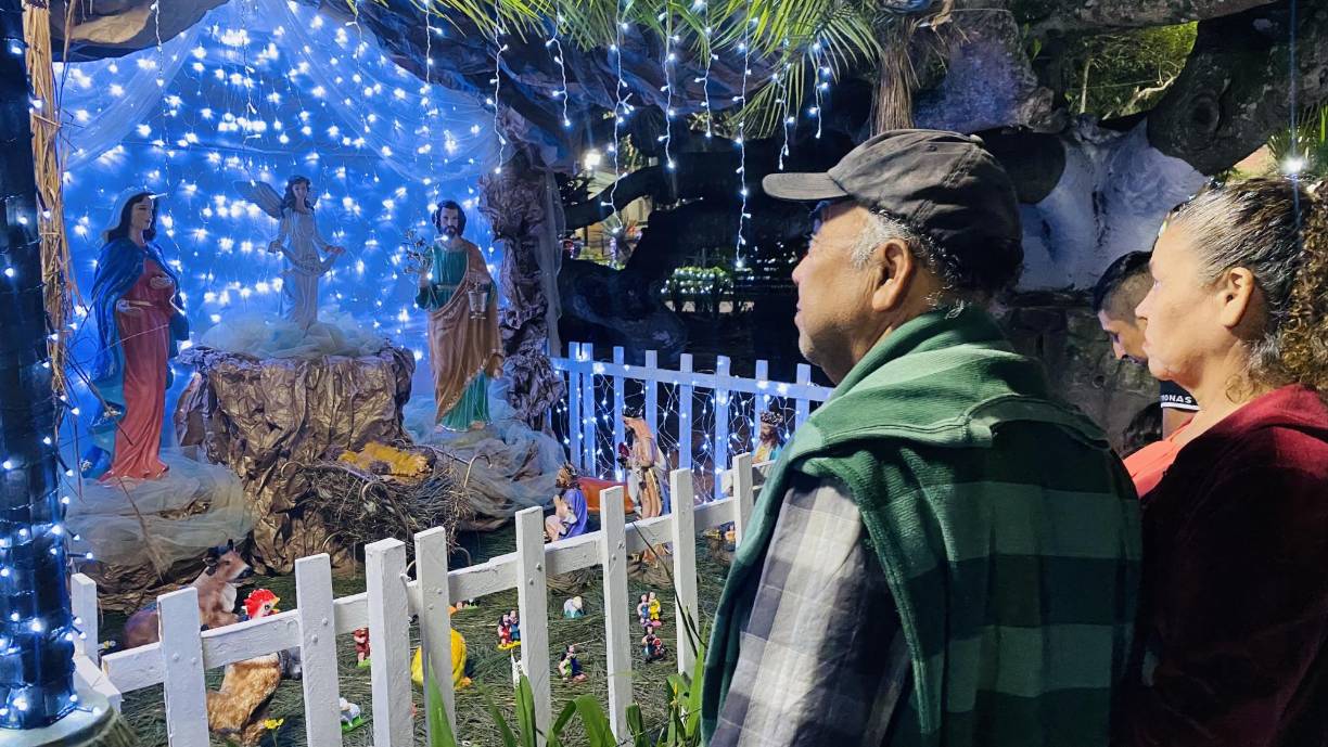 Los ciudadanos se detienen a apreciar los nacimientos que fueron elaborados en el parque central La Libertad en el centro histórico de Santa Rosa de Copán.