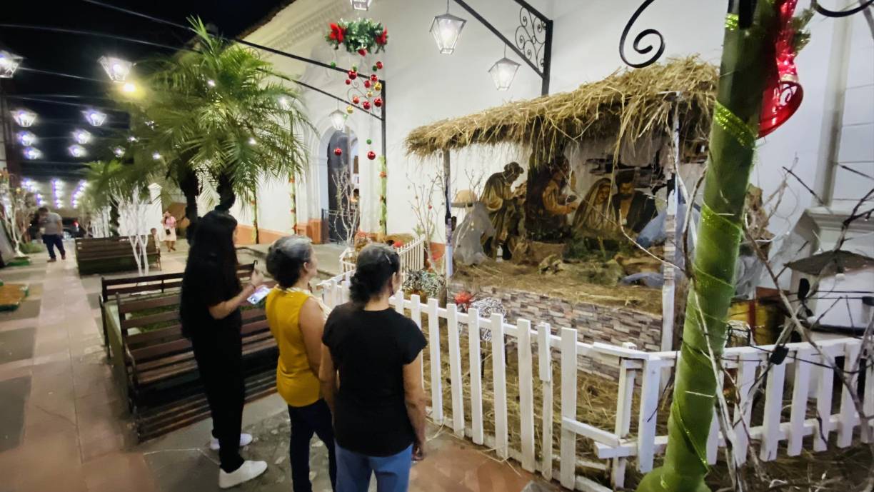 La ciudadanía disfruta del ambiente festivo de Santa Rosa de Copán, en el occidente de Honduras.