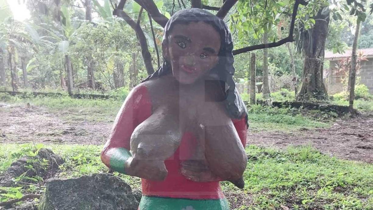 La leyenda dice que La Sucia lavaba a la orilla de la quebrada y mostraba sus pechos para atraer a los hombres y atraparlos, especialmente los borrachos a quienes les aparecía como un espanto.