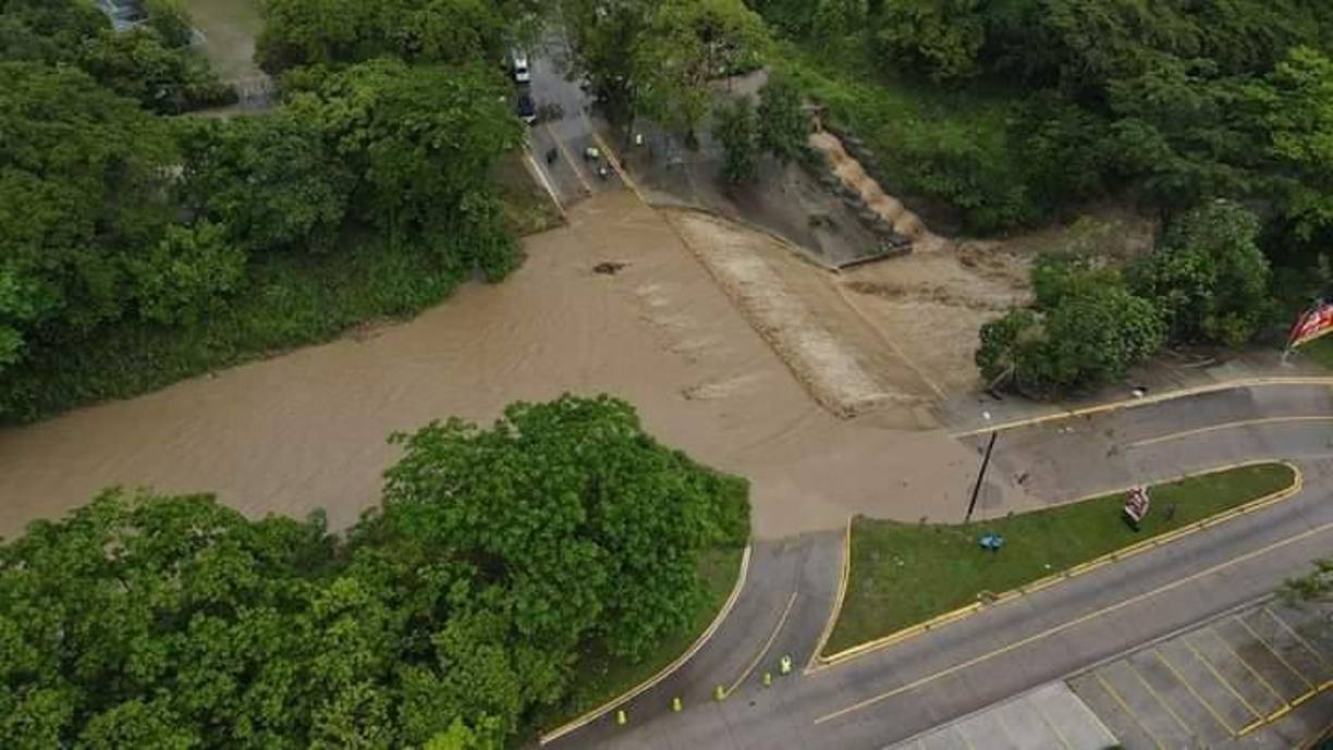 Varios tramos carreteros han sido cortados en distintos puntos del país debido a las constantes lluvias. <br />Las precipitaciones ha provocado caída de puentes, destrucción de carreteras y derrumbes.