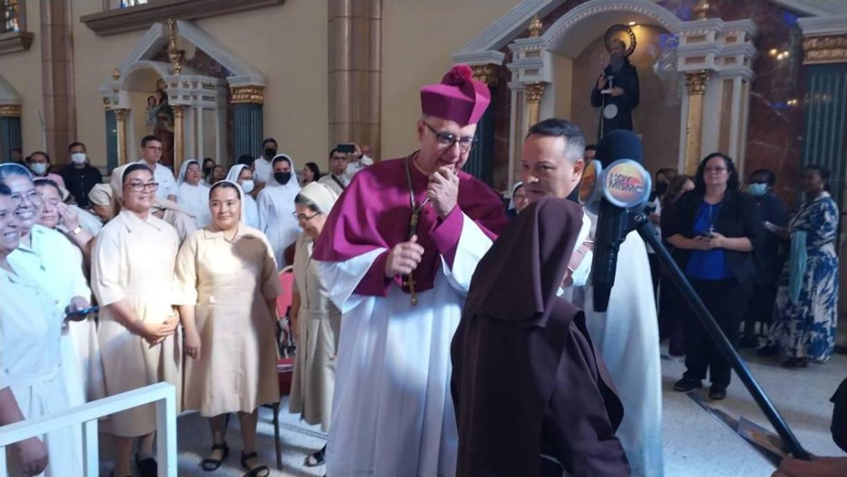 La decisión del nuevo nombramiento se tomó desde El Vaticano ante el retiro del Cardenal Óscar Andrés Rodríguez, quien durante muchos años dedicó a la Iglesia y a la comunidad con su fervor y entrega.