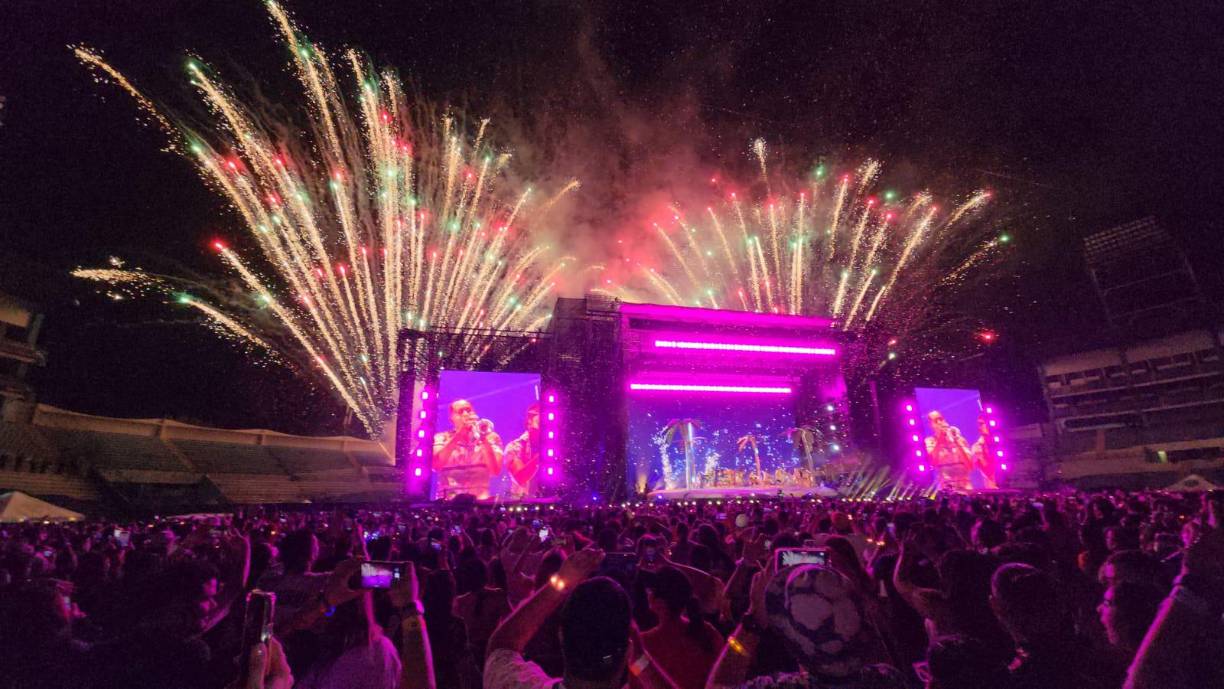 Durante más de horas Bad Bunny interpretó los éxitos de su reciente disco “Un verano sin ti”, entre ellos: “Moscow Mule”, Después de la Playa”, “Me Porto Bonito”, “Ojitos lindos”, “Neverita” y “Un Ratito”.