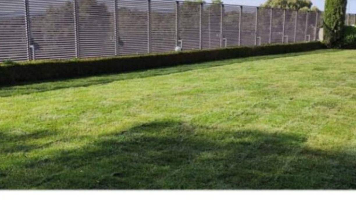 Tras varios de trabajo, Nelson Granados le dejó el jardín impecable a la casa de Eduardo Camavinga, volante del Real Madrid.