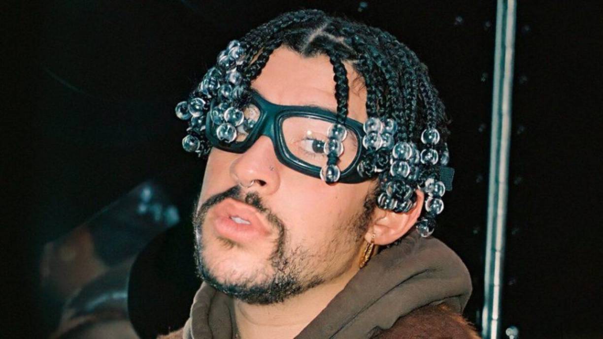 Antes del escándalo, la canción “Titi me preguntó”, de su álbum “Un verano sin ti”, se situaba en el puesto número 13, mientras que actualmente se encuentra en el lugar 28.