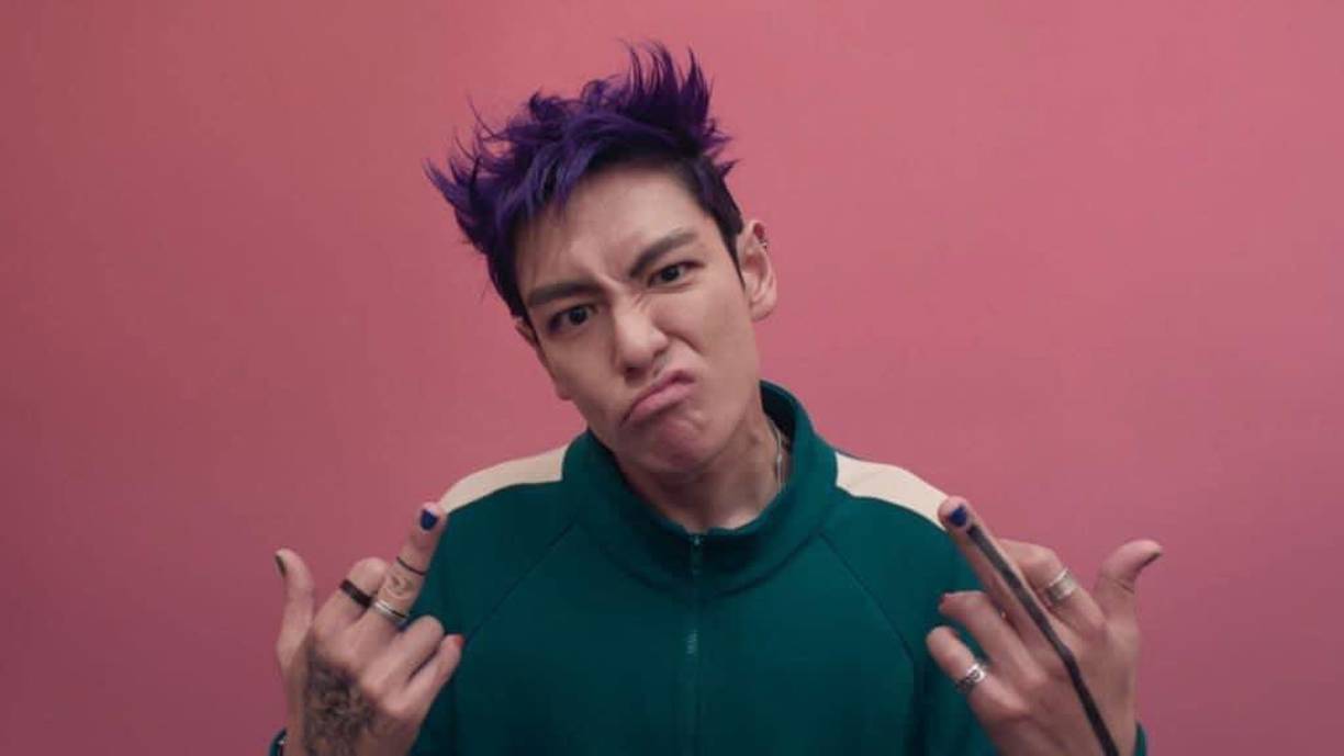 En paralelo, Choi desarrolló su <b>carrera actoral</b> con gran éxito. Su primer papel en televisión llegó apenas un año después de su debut musical, y su talento lo llevó a la pantalla grande, donde fue premiado en 2010 por su interpretación en <i>71: Into the Fire</i>. Estos logros no sólo ampliaron su reputación como un artista versátil, también lo convirtieron en un<b> símbolo</b> <b>del auge</b> de la <b>ola Hallyu</b>.