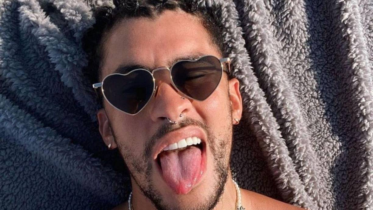 También han bajado en popularidad sus éxitos “Me porto Bonito”, junto a Chencho Corleone, y “Ojitos lindos”, con Bomba Estéreo, que han caído a los puestos 22 y 39 de la lista, respectivamente.